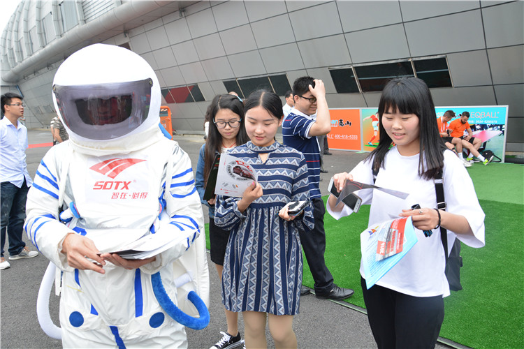 20160423国际商学系学子走进体博会 体验展位营销的“第二堂课” (1).JPG