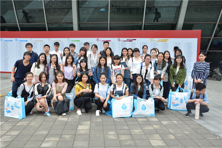 20160423国际商学系学子走进体博会 体验展位营销的“第二堂课” (7).JPG