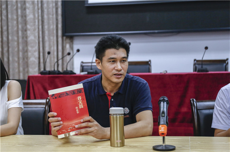 20160706 国商实践小组开展学习谷文昌 青春献给党 的座谈会 朱高航 (5).JPG