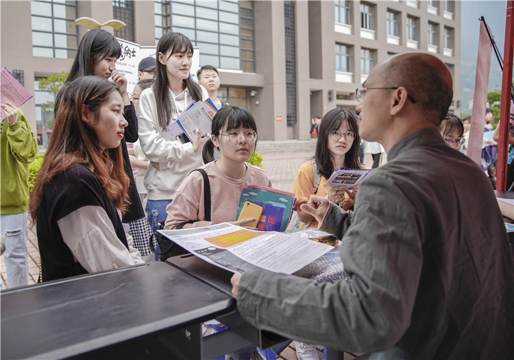 20191026 协和学院2020届毕业生校园招聘会学生进行咨询 陈一健 摄 (3).jpg