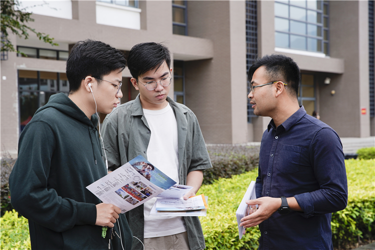 20191026 协和学院2020届毕业生校园招聘会学生进行咨询 陈一健 摄 (4).jpg