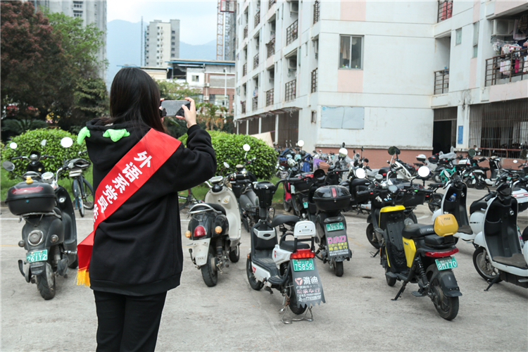 20220324党员志愿者查看电动车停放状况 鲁雅怡 摄.jpg