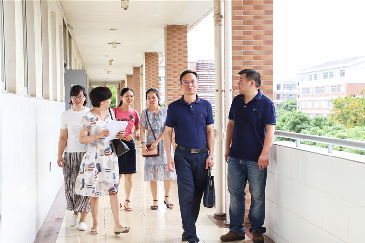 20190902 老师们巡课 彭可昕摄.JPG