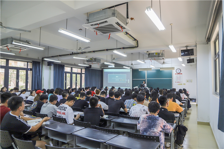 20190901 开学第一课学生认真听讲郑龙泽 摄.jpg