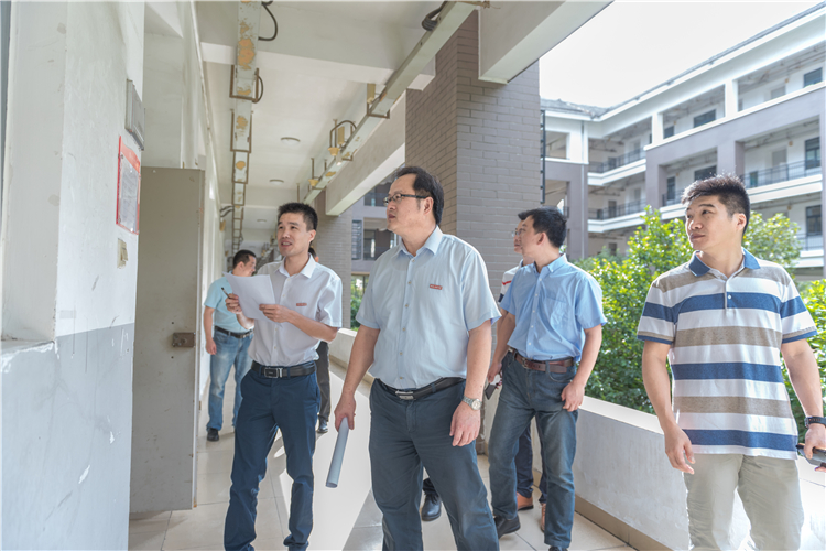 20190902开学第一天院领导检查教学情况 林响摄.jpg