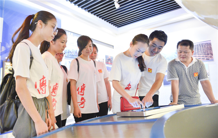 20160630大学生党员们参观福建省档案馆 林响 (1).JPG