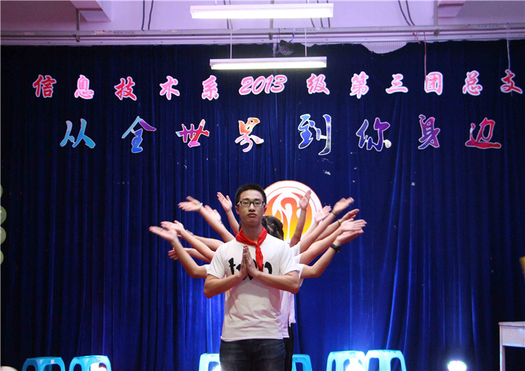 20160523我院信计学子举办年级晚会 用电路板制作创意邀请函 周燕霞摄 (3).jpg