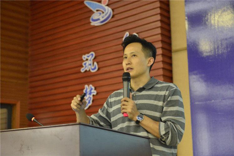 20170406我院举办创新创业教育改革形势报告会暨第三届“互联网+”创新创业大赛启动仪式 杨竞雯【蒋楠副秘书长在本次大会作报告】.JPG