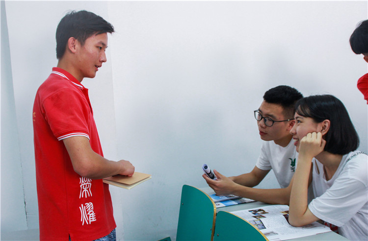 泰宁一中学生向管理学系学子咨询志愿填报的相关问题.jpg