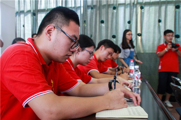 管理学系学子记录座谈会.jpg
