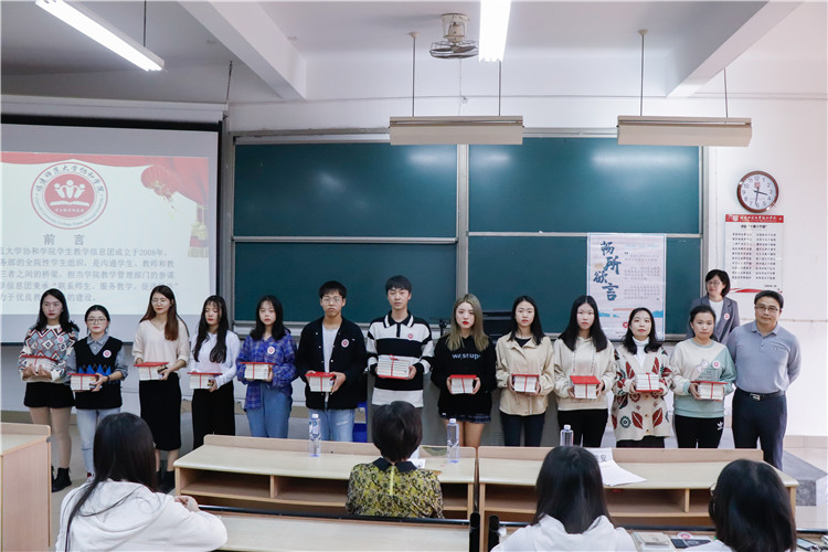 20191113 副院长王进安为优秀学生教学信息员颁发奖状 黄津摄.JPG