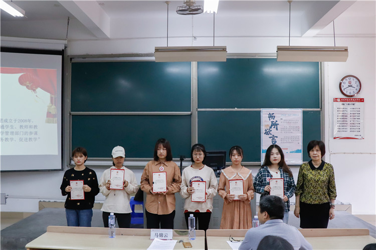 20191113马锦云老师为学院学生教学信息员代表颁发聘书 黄津摄.JPG