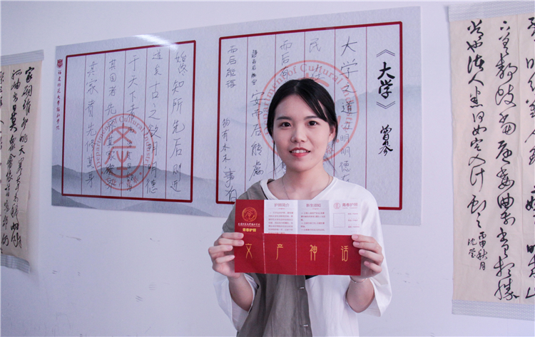 文产新生开心地领到属于自己的青春护照 林锦东.jpg