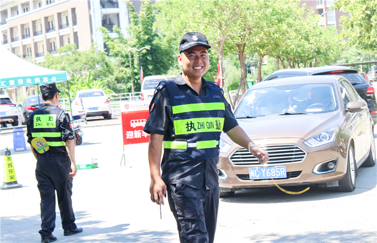 执勤保安在烈日下的笑容 袁霞.jpg