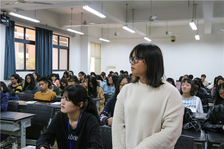 20171115广告2班刘建琳同学倾听梁震坤老师对其关于新闻工作应培养的能力问题的解答 林小毳摄 (3).JPG