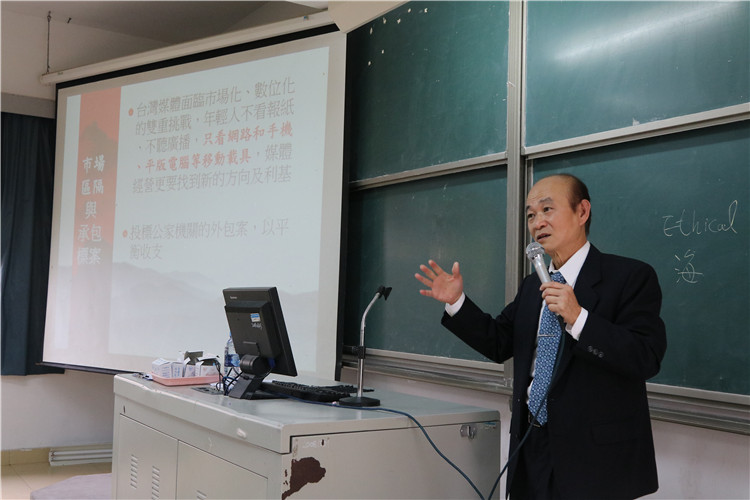 20171115梁震坤老师在发表演讲 林小毳摄 (26).JPG