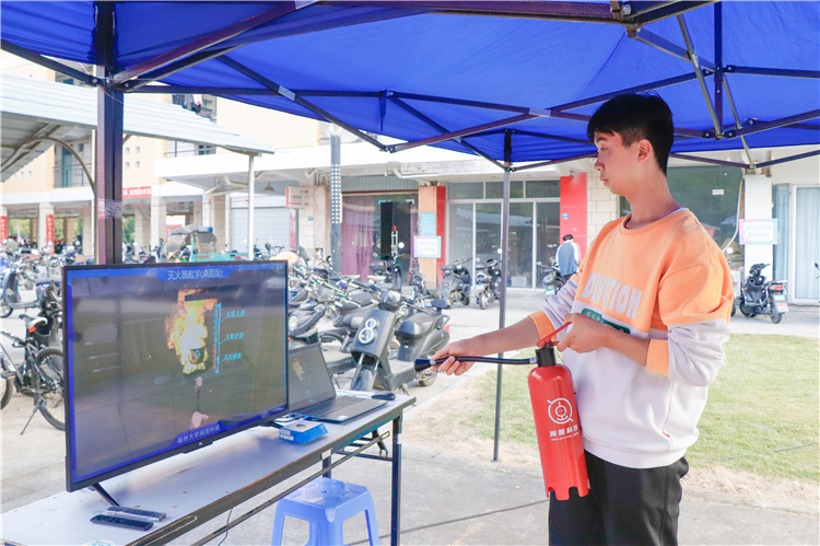 20201125 开云手机入口2020年消防专题宣传教育活动 同学体验VR消防灭火 刘梦卿摄.jpg