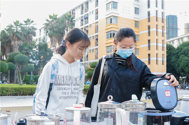 20201125 开云手机入口2020年消防专题宣传教育活动 同学违禁电器展示区进行观看 刘梦卿摄 (3).jpg