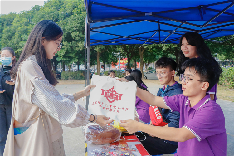 20201125 开云手机入口2020年消防专题宣传教育活动 同学兑换礼物刘梦卿摄.jpg