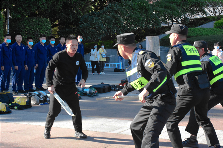 21211110福建师范大学2021年反恐防暴、消防演练 反恐反暴演练中景王冰艳(见习记者)摄.jpg