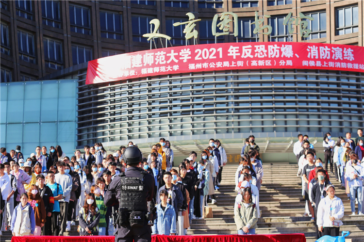 20211110福建师范大学2021年反恐反暴、消防演习 同学们体验灭火 林鑫淇(见习记者)摄02.JPG