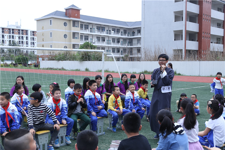20160422世界读书日前夕 “文学巨匠”与小学生共读书 朱高航 (2).JPG
