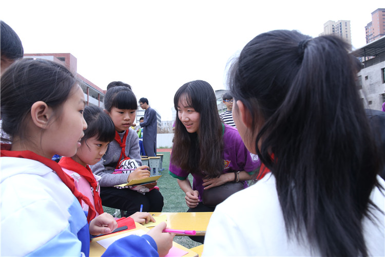 20160422世界读书日前夕 “文学巨匠”与小学生共读书 朱高航 (5).JPG