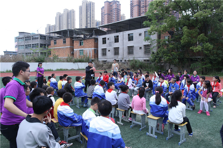 20160422世界读书日前夕 “文学巨匠”与小学生共读书 朱高航 (1).JPG