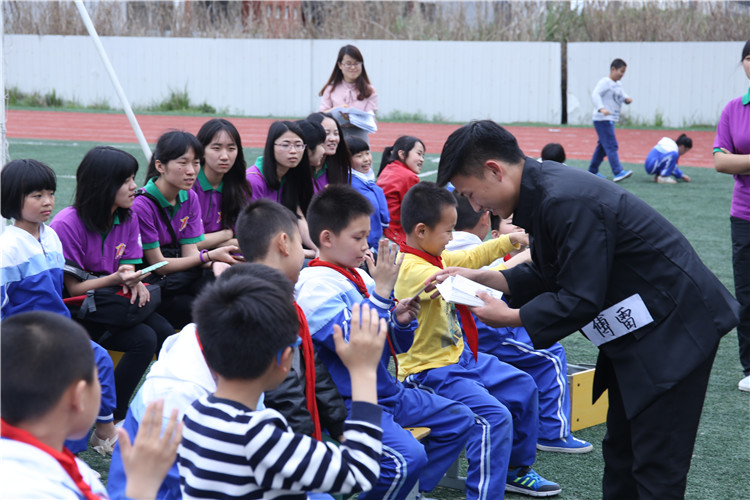 20160422世界读书日前夕 “文学巨匠”与小学生共读书 朱高航 (3).JPG
