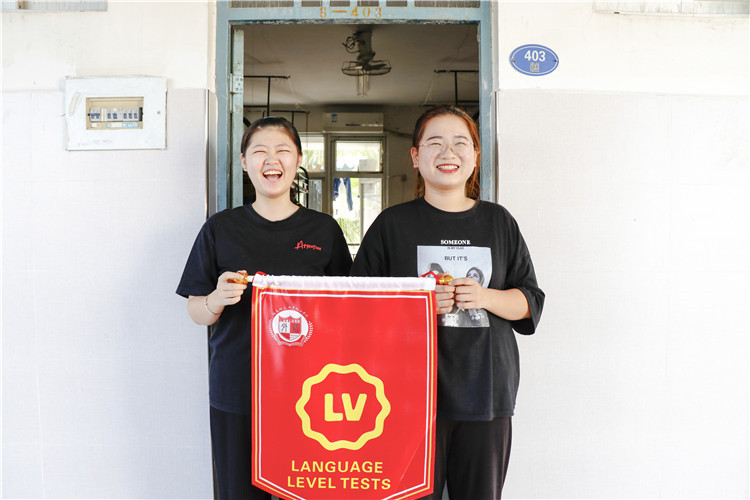 刚刚入学就和舍友一起收获了等级考试的锦旗 太荣幸啦 陈诗雅.JPG