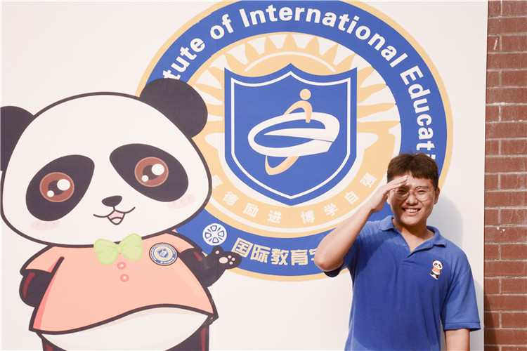 为了新生们顺利报道 就算汗水沾满了衣服也很开心 何卓伟.JPG