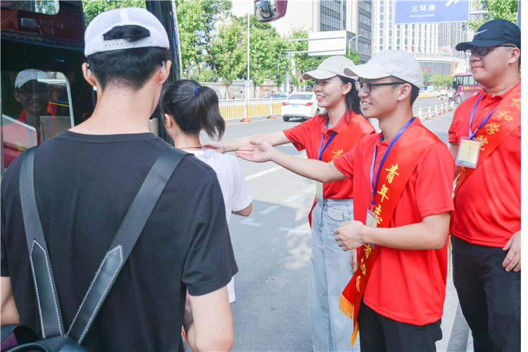 能够迎接作为迎接新生的志愿者 累并快乐着.jpg