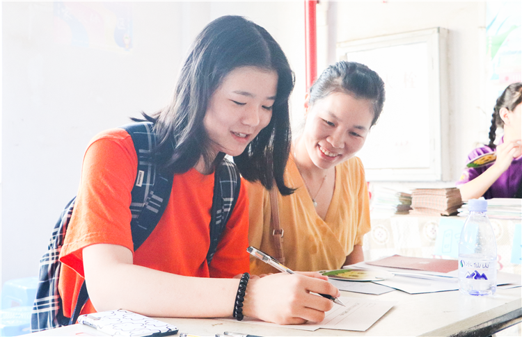 在“时光机”上写下对未来的期许 希望大学四年能够好好加油 毛婧悦.png