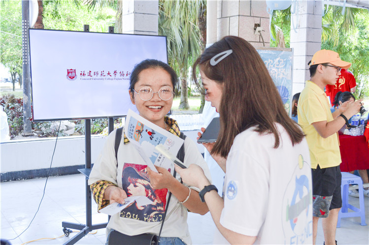 美貌与智慧并存的学姐真厉害 我可一定要向她学习 陈子淳摄 (3).jpg