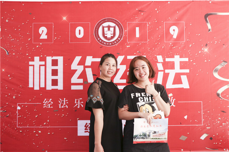 和妈妈一起在新校园打卡 妈妈请放心我会好好加油的 张婉星摄.jpg