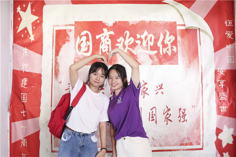 遇见了可爱乖巧的学妹 迎新工作充满了甜蜜 张婉星摄.jpg