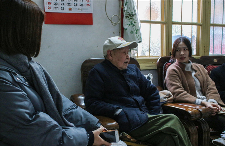 088-2文化产业系同学们在听老兵黄伟讲抗战故事 黄慧钦摄.jpg