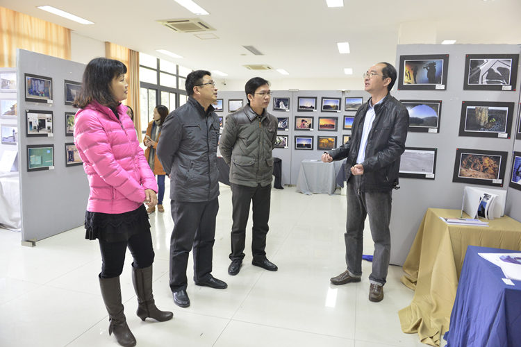 12月16日学院领导老师前往展厅观展 - 副本.jpg