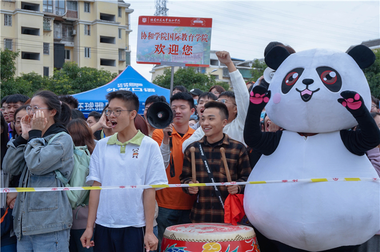 20201114 拔河比赛 管理学系学生加油呐喊 丘浩荣摄 (3).jpg