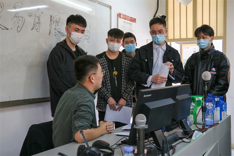 20211201开云手机入口外语系、国商系招聘会 招聘者向应聘者介绍公司的具体情况 黄月潭摄 (6).jpg