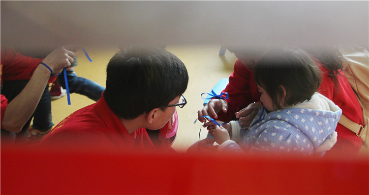 国商学子陪孩子们度过美好的早晨 (2).jpg