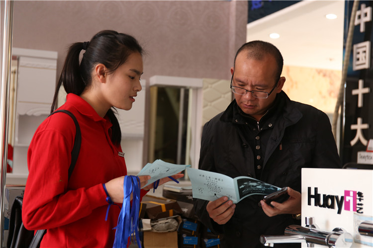 下午志愿者到市区向路人发放蓝丝带 (1).jpg