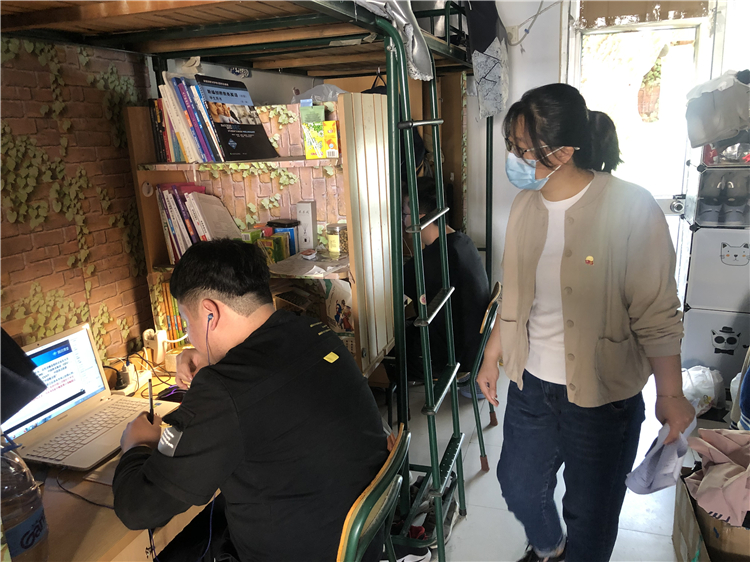 20220319 先锋队队员巡查宿舍关心学生线上学习.jpg