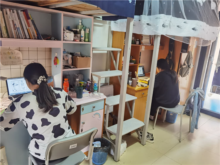 20220318 学生在宿舍上网课.jpg