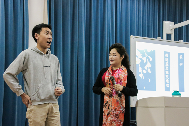 20181121院庆十五周年系列活动文产大讲堂 赵秀兰教授给学生进行指点 方子君摄.jpg