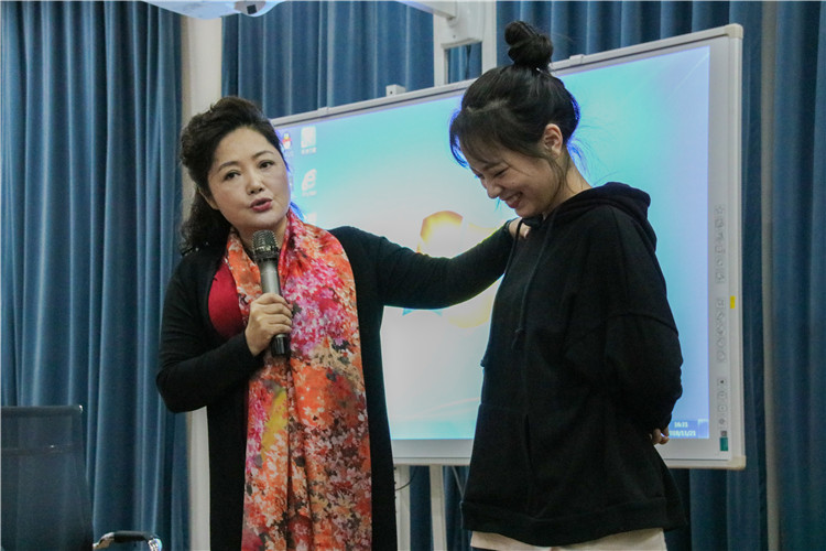 20181121院庆十五周年系列活动文产大讲堂 赵秀兰教授指导学子 方子君 摄.jpg