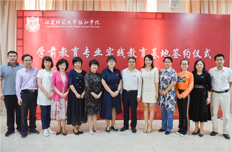 20191026王进安副院长与新聘的学前教育专业部分客座副教授合影 刘宝飞摄-5.jpg
