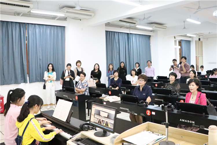 20191025参加学前教育专业人才培养方案认证会的专家观摩学生电钢琴展示 周隽怡摄.jpg