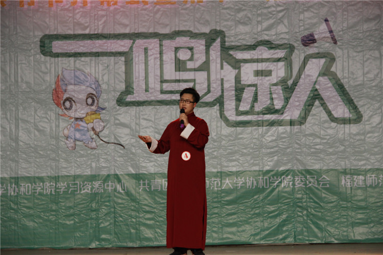选手张辉模拟主持《美味杠把子》 邱迎银 摄.JPG