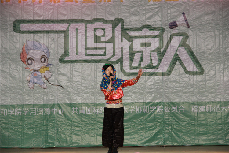 选手陈舒涵身着特色惠安女服饰朗读《中国惠安女》 邱迎银 摄.JPG